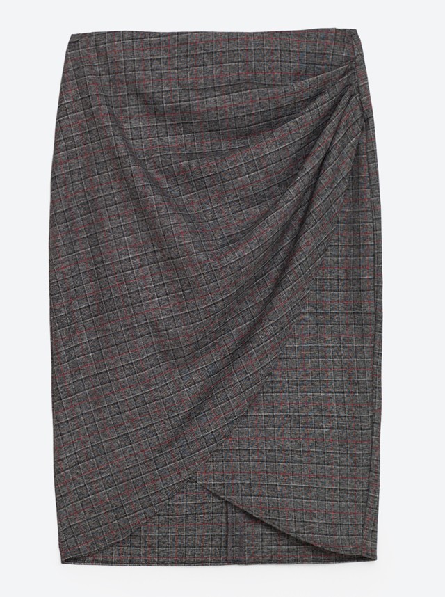 Nem szükséges kifejezetten a fekete puritán megoldást választani. Természetesen ne legyen hivalkodó sem a színe, sem a mintája de azért lehet olyan szoknyát választani aminek különleges az anyaga, vagy apró díszítése van. Midi ceruzaszoknya ZARA 8995 Ft