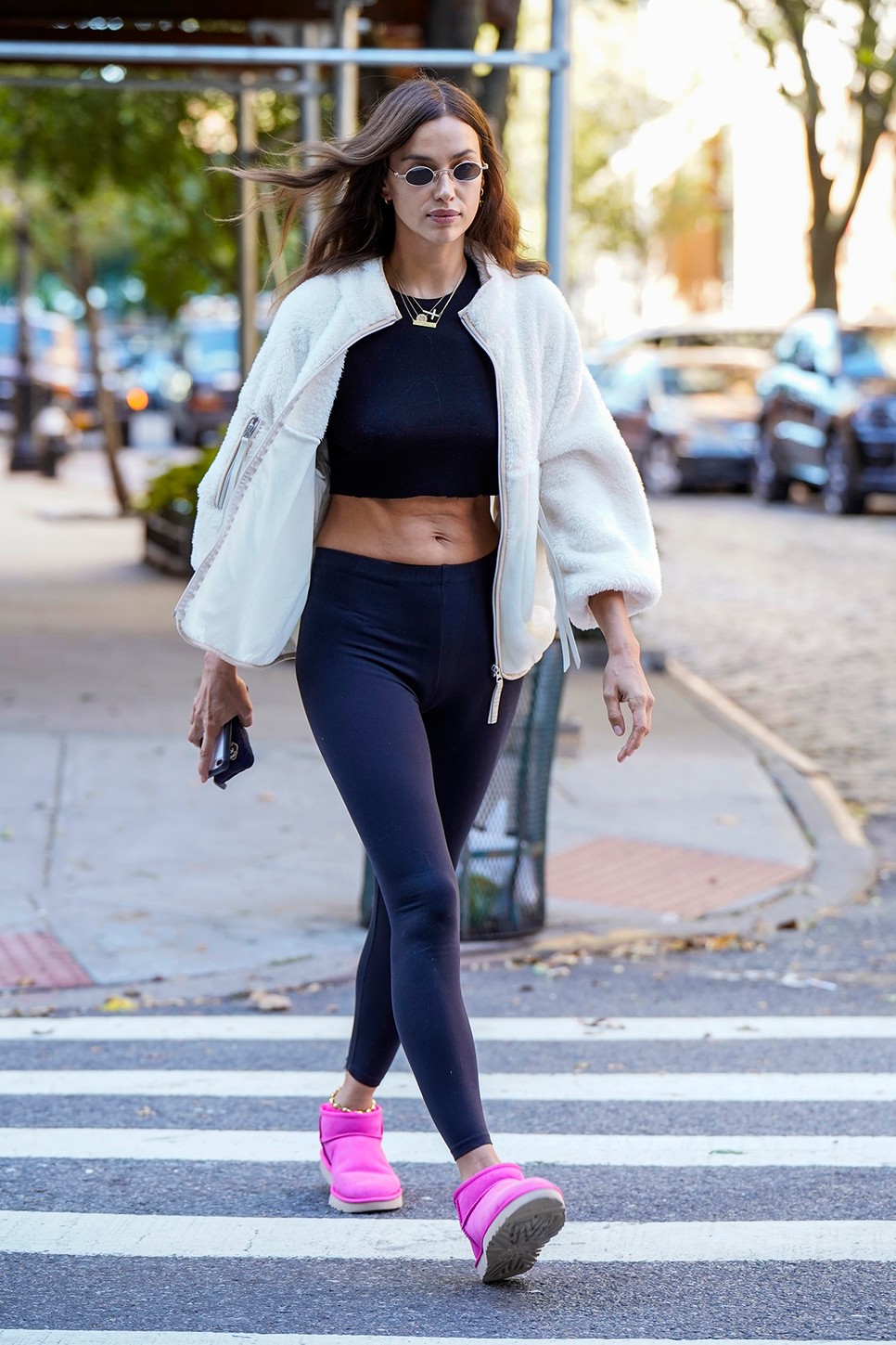 Irina Shayk kockás hasa a legmagabiztosabb nőből is előhoz mindenféle komplexusokat