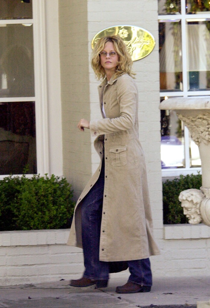 Ebből a hosszú, khaki árnyalatú kabátból csak úgy árad az őszi hangulat! 