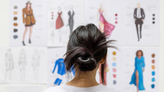 Kreativitás,  jó sales- és marketingismeret plusz fenntartható nézőpont - Divattervezőnek lenni sokkal több, mint rajztudás