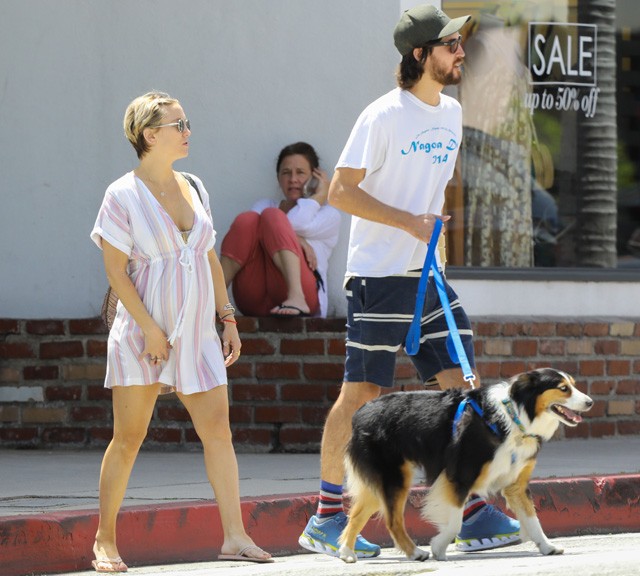 Kate Hudson és Danny Fujikawa kutyasétáltatás közben