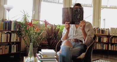 A terápiás módszer, amiben ötvöződik az írás, az olvasás és az önismeret: irodalomterápiát mindenkinek! - Beszélgetés Ughy Szabina író, irodalomterapeutával