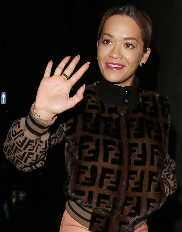 Rita Ora teljes Fendi felszerelésben