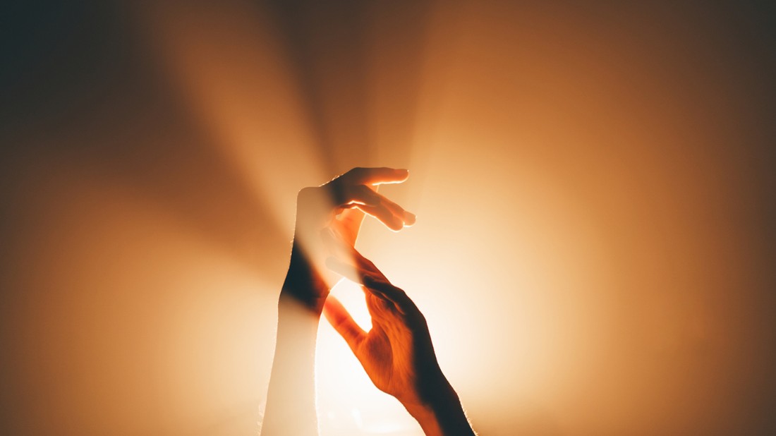 A tantra masszázs célja nem elsősorban a gyönyörszerzés, de járhat orgazmussal is, ha a vendég nyitott az intim masszázsra is