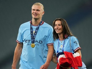 Ettől bárki elpirul: 10 őrülten szerelmes fotó Erling Haaland norvég focistáról és a barátnőjéről