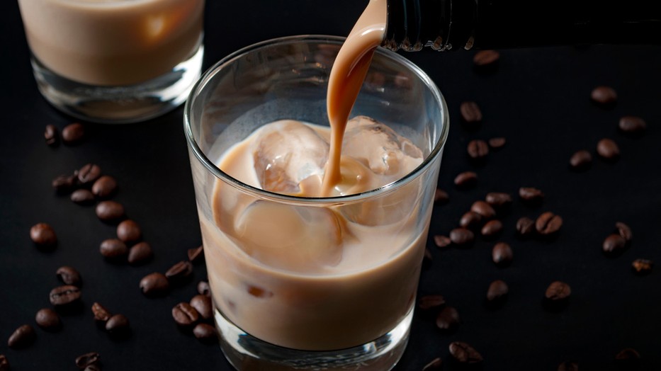 Brutálisan finom karamellás-étcsokoládés krémlikőr