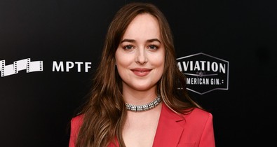 Dakota Johnson megint egy szál zakóban villant izgalmas dekoltázst