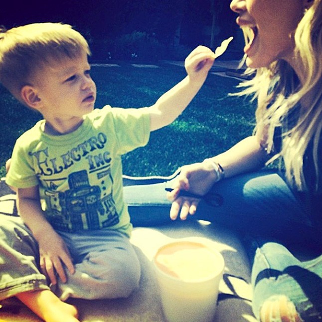 Hát nem édes ez a fotó? Egy pikniken készült a kép Hilary Duffról és csöppségéről, odáig vagyunk értük!