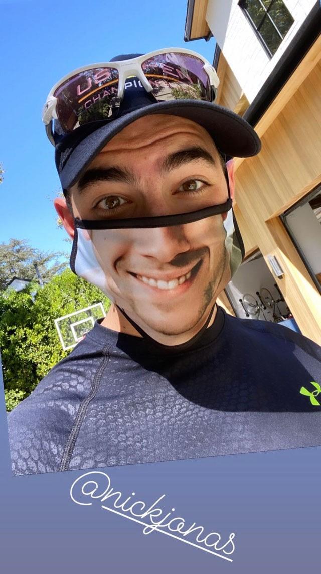 Ez zseniális! Joe Jonas testvérének arcát viseli szájmaszkként