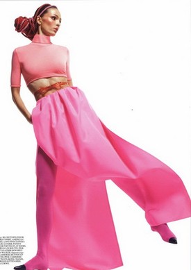 A Self Service 2011-es tavasz-nyári számában egy sokoldalas divatanyagában szerepelt.