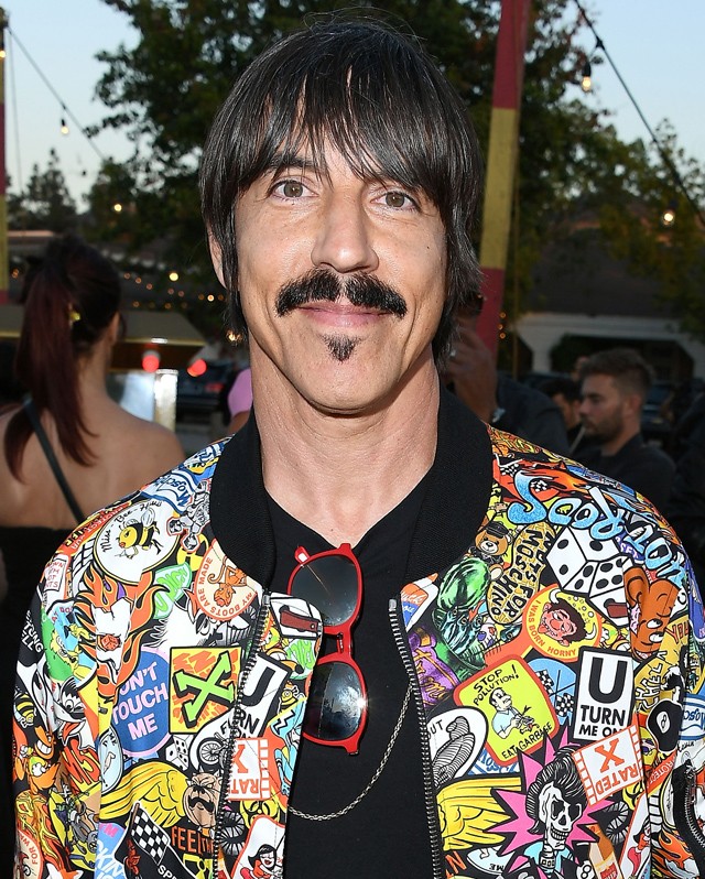 A Red Hot Chili Peppers énekesének van pár elég súlyos története a gyerekkorából, a szüzességének az elveszítése azonban mindennél bizarrabb. Anthony Kiedis 12 évesen kérdezte meg az apjától, hogy nem feküdhetne-e le azzal a valójában prostituált táncosnővel, akivel az apja akkoriban volt. Mire Kiedis apja készségesen igent mondott...