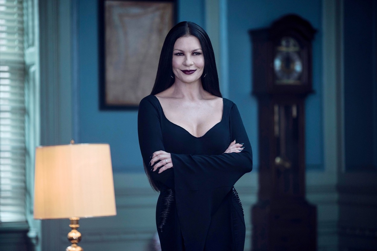 Bak – Boszorkány, akárcsak Morticia Addams