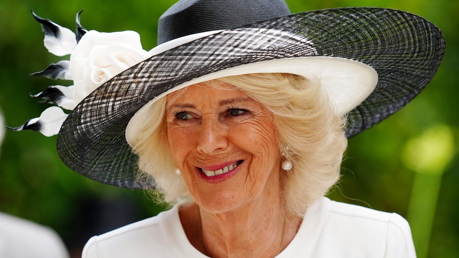 Kamilla királyné hatalmas feltűnést keltett a lóversenyen