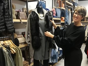 Kákonyi Dóra ma is nagyon csinos szőrmebetétes pulcsijában!