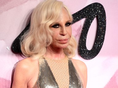 Donatella Versace a világ egyik legbefolyásosabb nője: gyönyörködjünk legemlékezetesebb szettjeiben