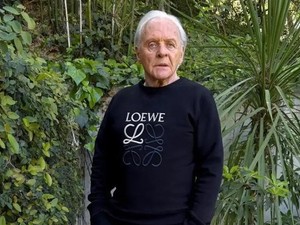 Változnak az idők: Anthony Hopkins 84 évesen állt modellt a Loewe divatkampányához