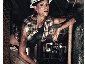 Szigorú élek és játékos anyagváltozatok: új kapszulakollekció az Alma Abonyitól