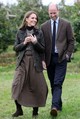 A With Nothing Underneath kardigán, a Ralph Lauren rakott szoknya és a klasszikus Barbour kabát tökéletesen passzolnak egymáshoz. A szettje zseniálisan tükrözi a brit country sikket.