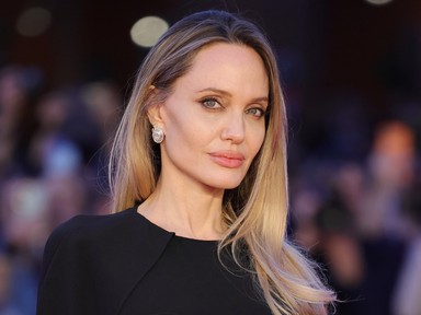 Angelina Jolie hát néküli ruhában mutatta meg tetoválásait, egészen elképesztően festett a színésznő
