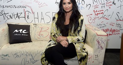 Szívszorító dolgokat üzentek a hírességek Demi Lovato-nak a szörnyű eset után