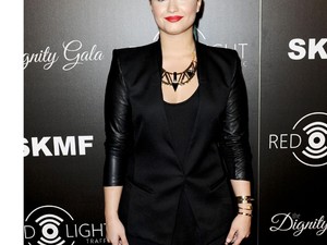 Demi Lovato vagány bőrszettben