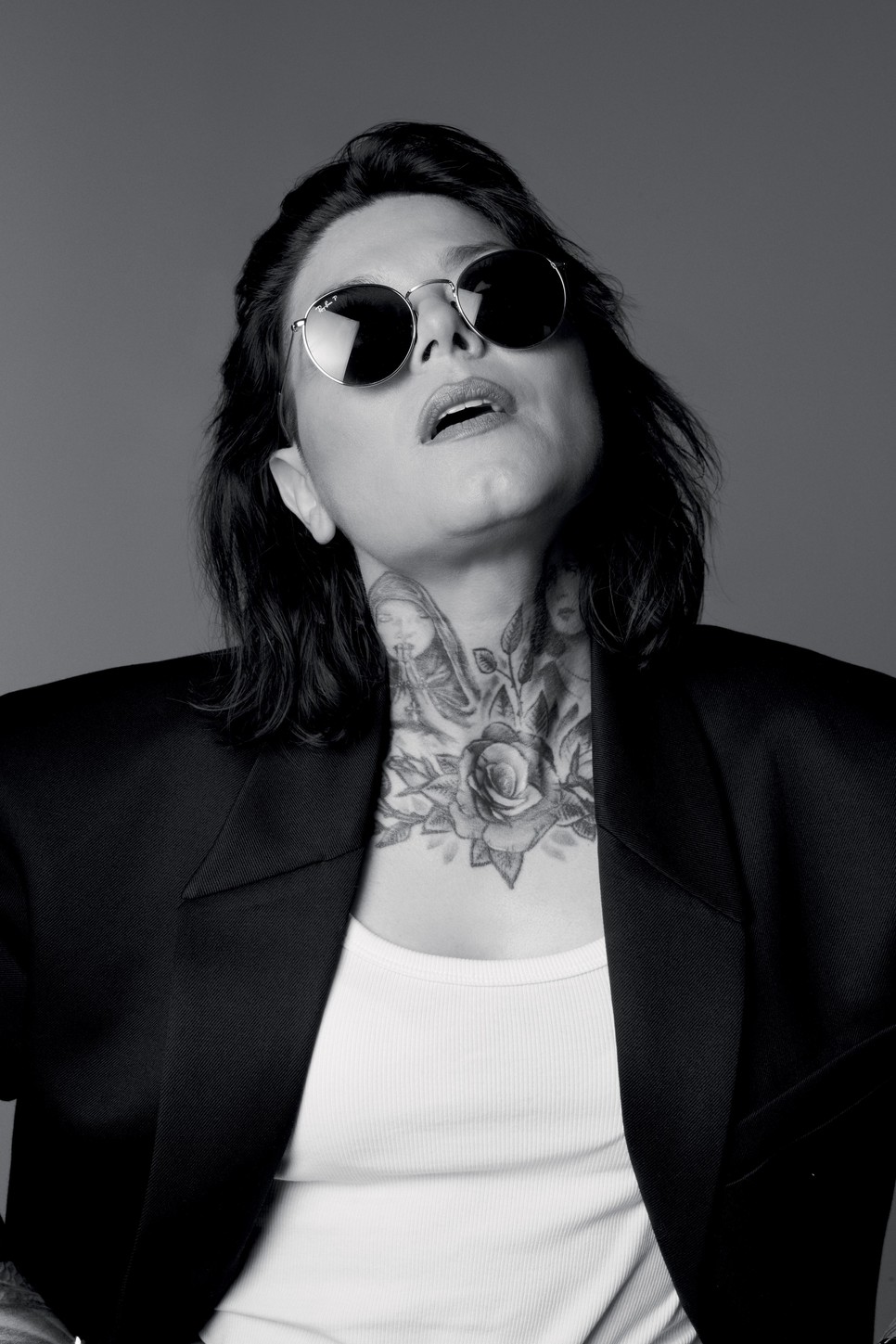 Oláh Ibolya énekesnő„Szeretek a hétköznapokban is kilépni a komfortzónámból, az öltözködési stílusommal egy kicsit kitűnni a többiek között. Van, hogy nagyon nemtörődöm, van, hogy nagyon elegáns és vagány egyszerre a szettem. Sokszínűnek tartom magam, szeretem az olyan dolgokat, amik egy kicsit feltűnőek, és felkapják rá az emberek a fejüket.”