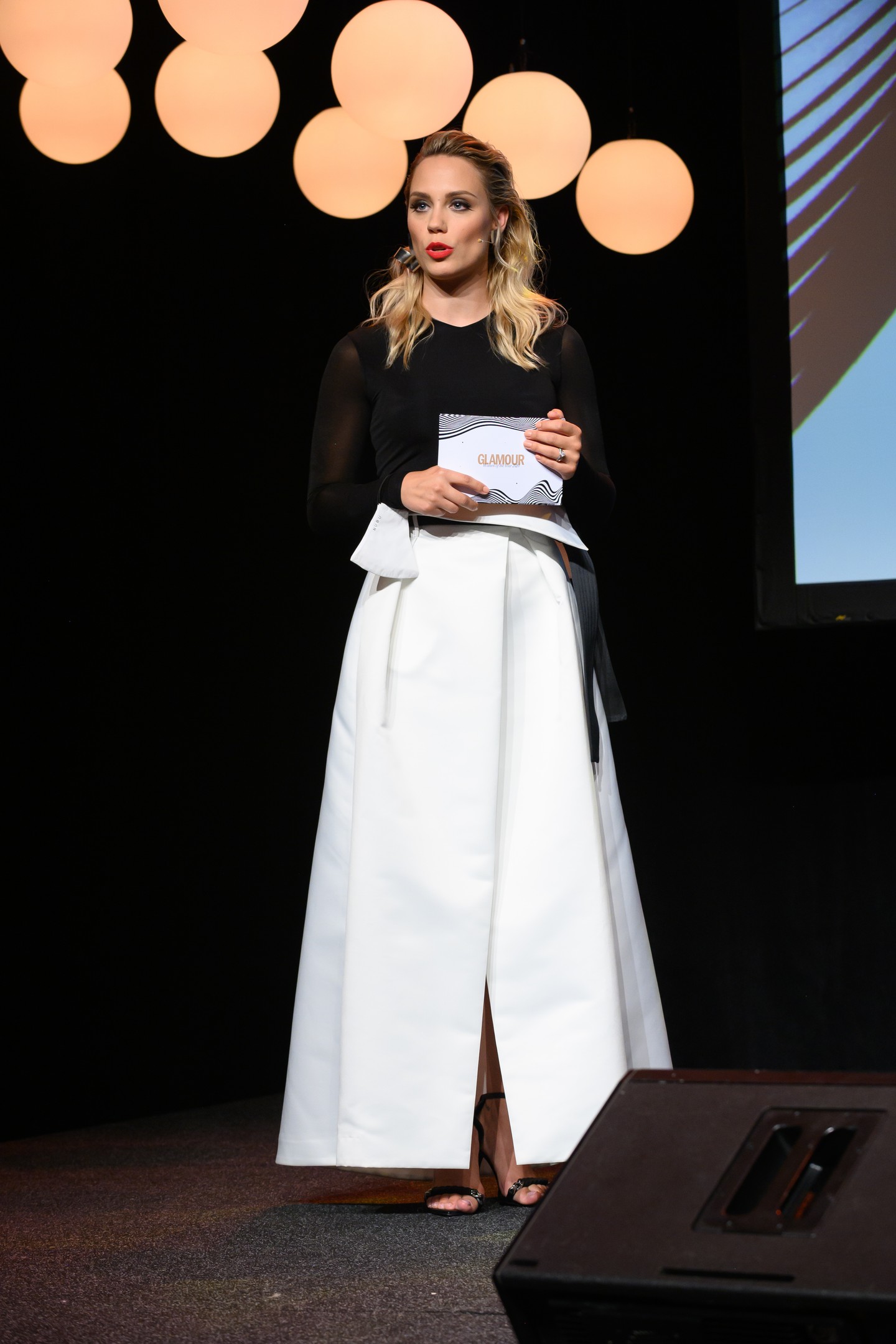 Ez a szett igazi leckét ad a minimalista eleganciából, ahol a klasszikus fekete-fehér kontraszt kap egy modern, szinte építészeti csavart. A Nubu összeállítást Léka-Kiss Ramóna viselte a 2020-as gálán műsorvezetőként.