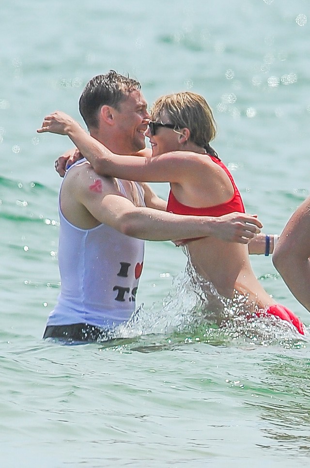 taylor swift, tom hiddleston, bikini, függetlenség napja, sportbikini, tengerpart