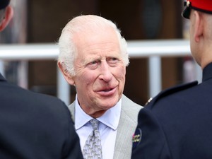 Nem akárkitől kapott csókot Károly király, erre valószínűleg ő sem számított