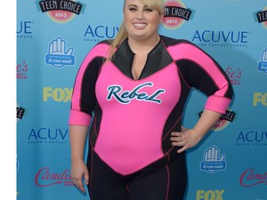 Szörfre fel! Rebel Wilson lázad a vörös szőnyegen