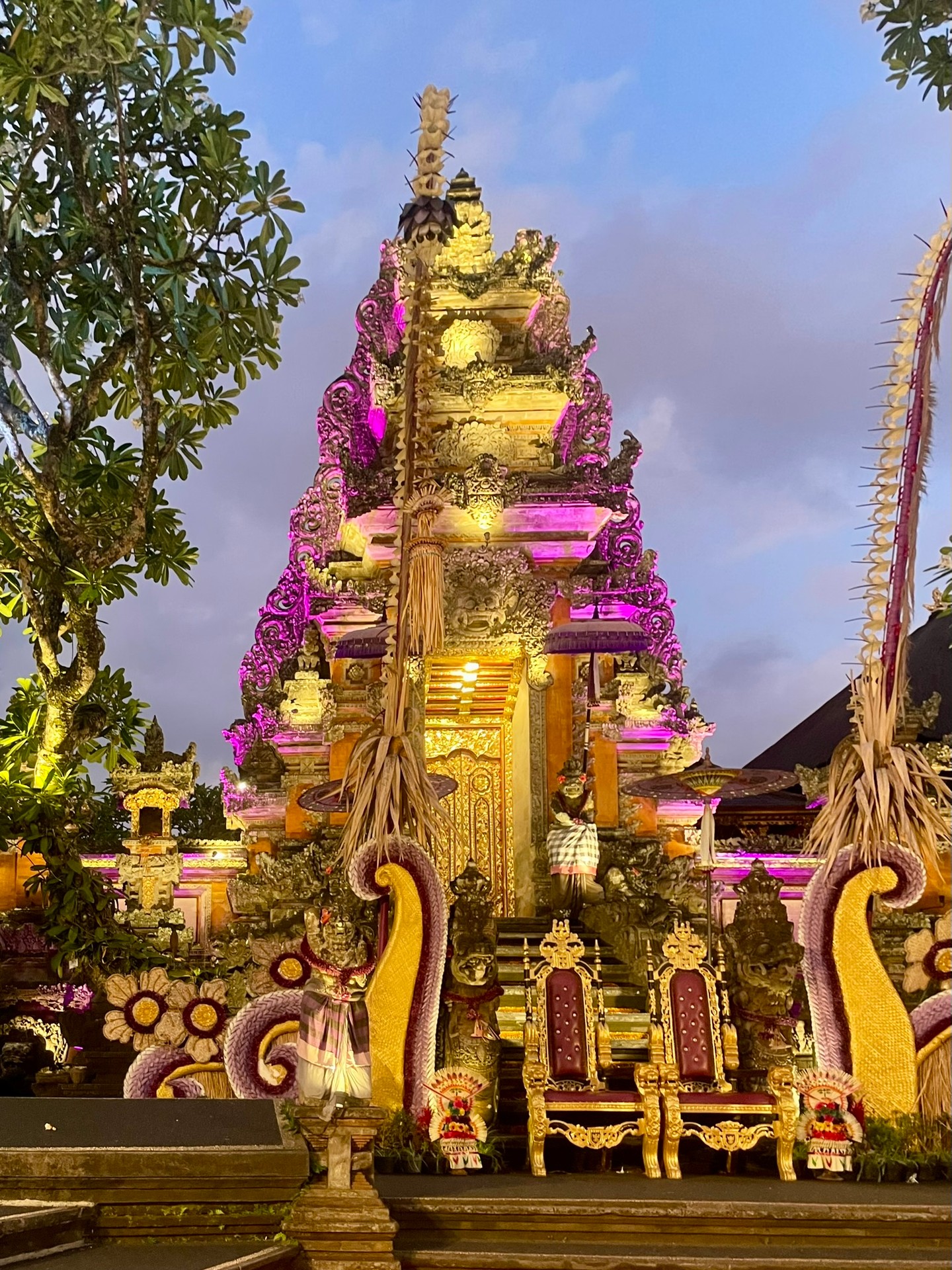 Ubudban a királyi palotát érdemes az esti fények mellett meglátogatni