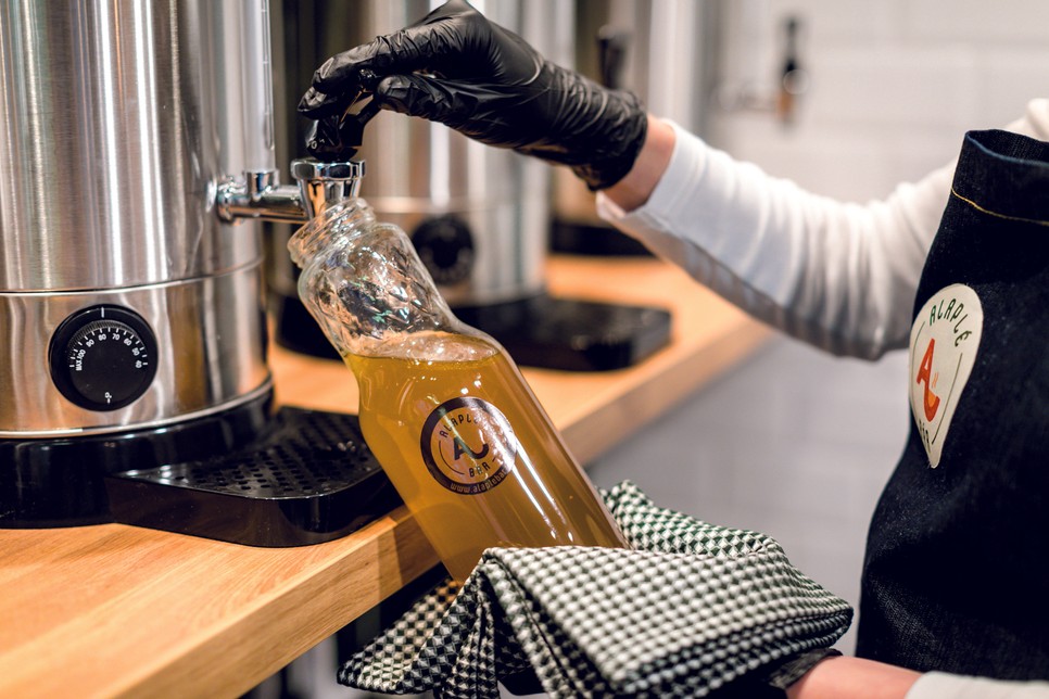 Ha ellátogatunk az Alaplé Bárba, nemcsak levek közül válogathatunk, de apró sütemények is szerepelnek a menüben