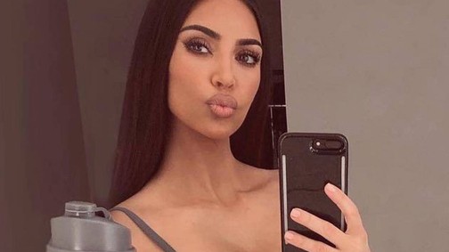 Ilyen szexi combcsizmát még nem láttál Kim Kardashianon