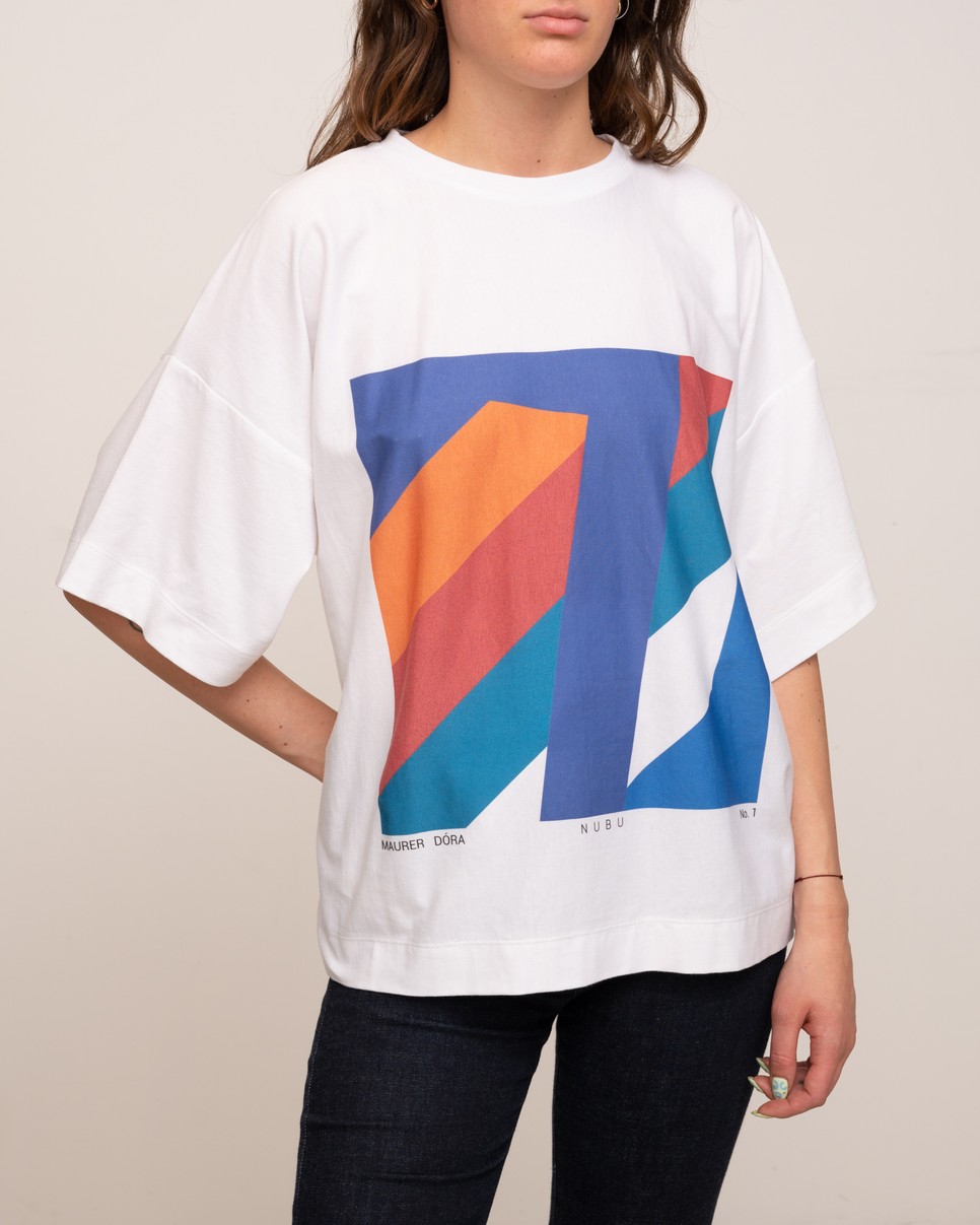 A divat és a művészet az avatgard óta sokszor, sokféleképpen kapcsolódott egymáshoz, most egy minimalista fehér pólón az egyik legismertebb magyar képzőművész, Maurer Dóra alkotását viselheted