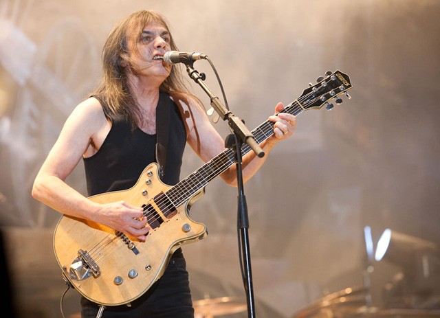 Gyászolnak a rock szerelmesei, elhunyt az AC/DC alapító gitárosa!