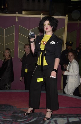 Akkoriban igazi punk-hercegnőként tekintettek rá, aki sosem riadt vissza a látványos sminkektől, hajszínektől és fazonoktól - na és persze a polgárpukkasztástól. 