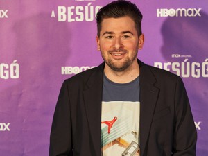 Nézd meg exkluzív interjúnkat Szentgyörgyi Bálinttal, A besúgó kreátorával!