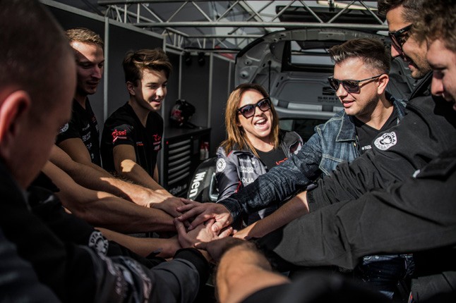 ´A versenypályán nem vagyok se férfi, se nő. Autóversenyző vagyok´