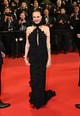 Cara Delevingne ebben a gótikus ihletésű Tom Ford kreációban vonta magára a figyelmet, amelyet Haider Ackermann tervezett a 2026-os őszi kollekcióhoz. A ruha merész kivágással rendelkezett, amely provokatív jelleget adott a sziluettnek. 