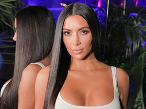 Juj, rettentes Kim Kardashian átlátszó cipője, pedig milyen izmos hasat villant