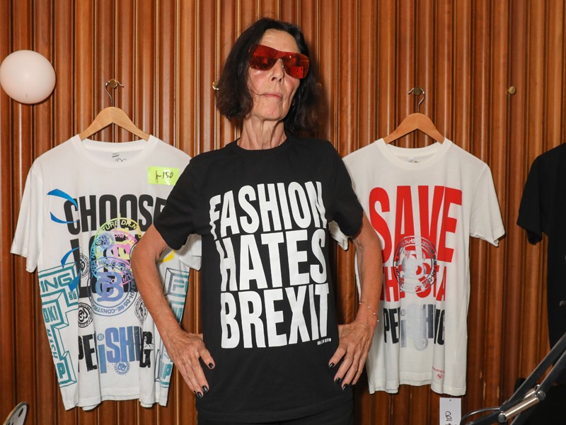  Katharine Hamnett a Brexit ellen is kiállt, és egy pólóval tiltakozott Anglia esztelen lépése ellen