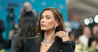 Hailey Bieber az idei nyár legmenőbb szettjében jelent meg: 2 megosztó trendet kombinált, a végeredmény mégis zseniális
