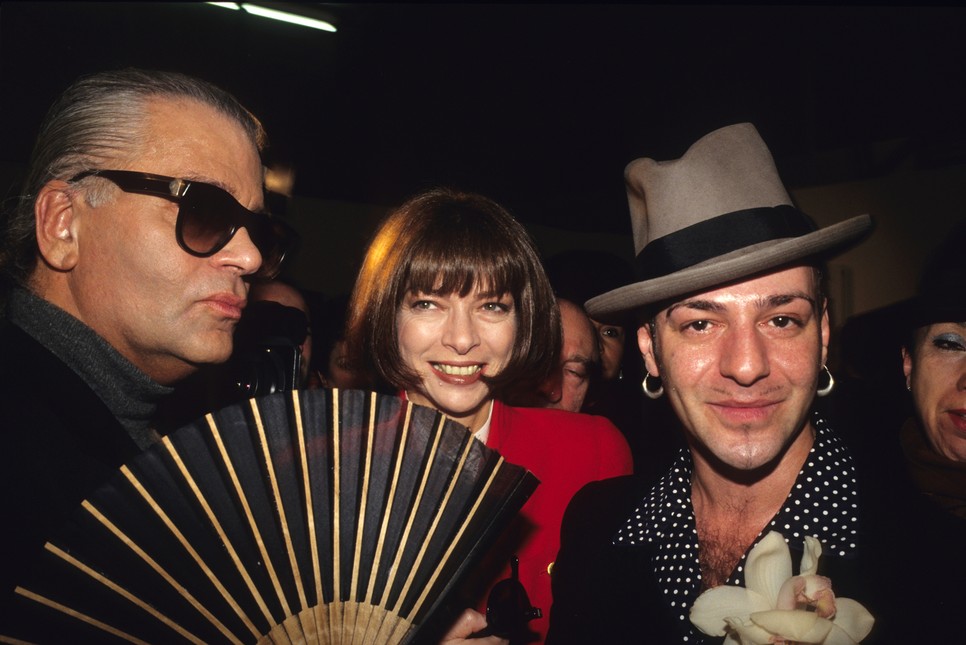 Micsoda ikonok! Karl Lagerfeld, Anna Wintour és John Galliano a kilencvenes évek egy párizsi divathetén
