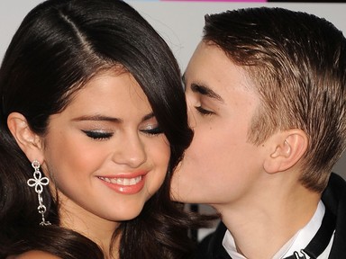 Selena Gomez és Justin Bieber boldog gyerekekként bicikliznek együtt!