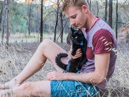 Feladta az állását csak azért, hogy macskájával utazza be a világot! Ilyen életet akarunk!