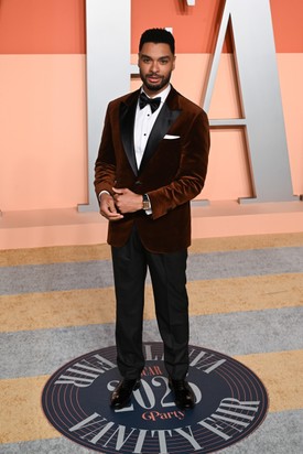 Azt, hogy Regé-Jean Page (Simon Basset) az első évaddal mennyit kaszált, pontosan nem tudni, de a sorozat alkotói és producerei állítólag kb. 75 000 dollárt ajánlottak neki azért, hogy visszatérjen vendégszereplőként az újabb évadokba. Ezt azonban elutasította. 