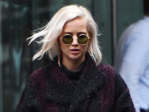 Jennifer Lawrence, mi szólunk: ez a napszemcsi NEM áll jól!