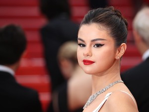 Selena Gomez élete legdögösebb ruhájában ünnepelte a 30. szülinapját