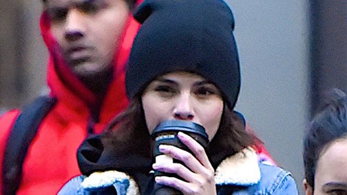 Selena Gomez felvette ezt a farmerkabátot, és kitört az őrület