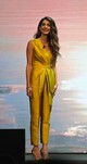 2023 - A madridi We Choose Earth Tour konferencián felszólalva Amal Clooney lemondott a szokásos öltönyökről és midiruháról egy aranyszínű overall kedvéért. 